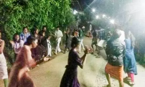 കൈകൊട്ടിക്കളിയെ ചേർത്തുപിടിച്ച് കൊരട്ടിയാംകുന്നിലെ യുവതീയുവാക്കൾ