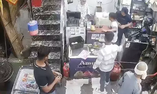 ഡൽഹിയിൽ തോക്കുചൂണ്ടി ഹോട്ടൽ ഉടമയെ കൊള്ളയടിച്ചു -വിഡിയോ