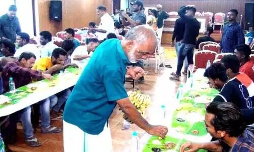 ഇതര സംസ്ഥാന തൊഴിലാളികൾക്ക് സദ്യ വിളമ്പി ഓണാഘോഷം