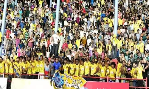 ചന്ദ്രശേഖരൻ നായർ സ്റ്റേഡിയത്തെ ഇളക്കിമറിച്ച് കൊമ്പന്മാരുടെ വരവ്