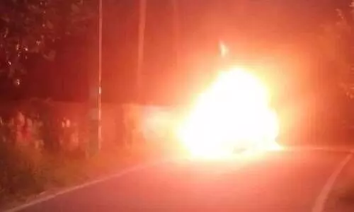 ഓടിക്കൊണ്ടിരുന്ന കാർ കത്തിയമർന്നു; യാത്രക്കാർ രക്ഷപ്പെട്ടു