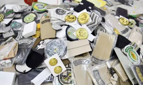 സൈ​നി​ക ചി​ഹ്ന​ങ്ങ​ളും റാ​ങ്കു​ക​ളും