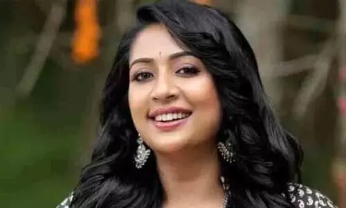 സൈക്കിൾ യാത്രികനെ ഇടിച്ചിട്ട ലോറി പിന്തുടർന്ന് പിടികൂടി നടി നവ്യ നായർ