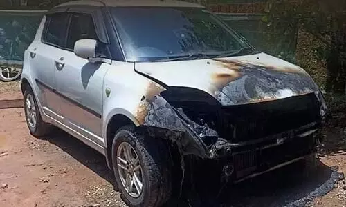 മരണവീട്ടിൽ എത്തിയയാളുടെ കാർ കത്തിച്ച നിലയിൽ