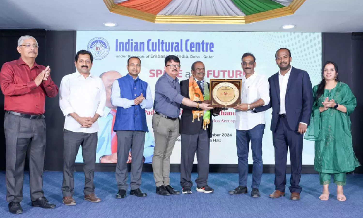 ആ​ദ​രി​ക്കു​ന്നു