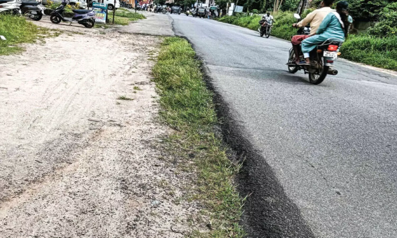റോഡരികിലെ നിരപ്പ് വ്യത്യാസം; അപകടമൊഴിയാതെ പെരുവെമ്പ്