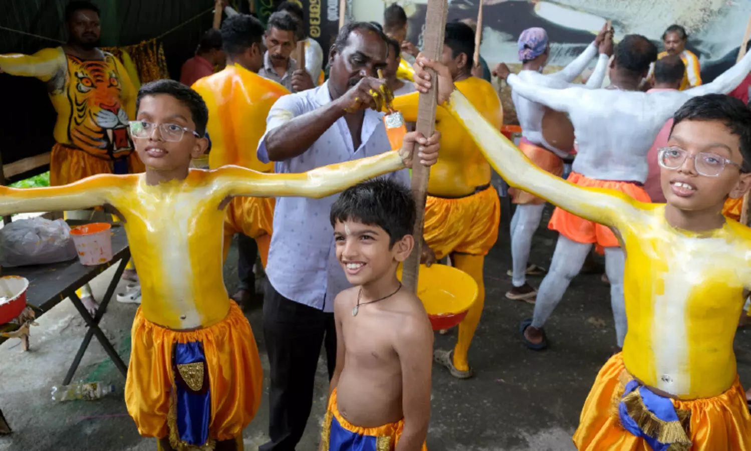 ഓ​ണ​നാ​ളി​ൽ ആ​ന​ന്ദം നി​റ​ച്ച് പു​ലി​ക​ളി അ​ര​ങ്ങേ​റി