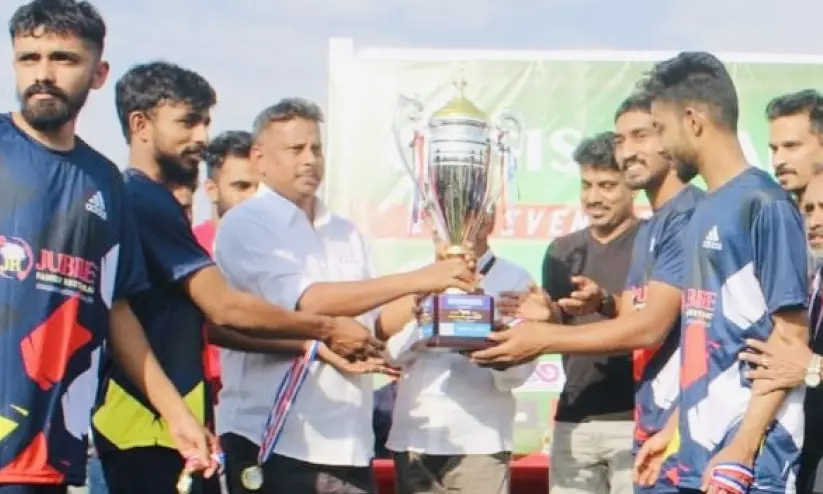 ട്രോഫി ഏറ്റുവാങ്ങുന്നു ട്രോഫി ഏറ്റുവാങ്ങുന്നു