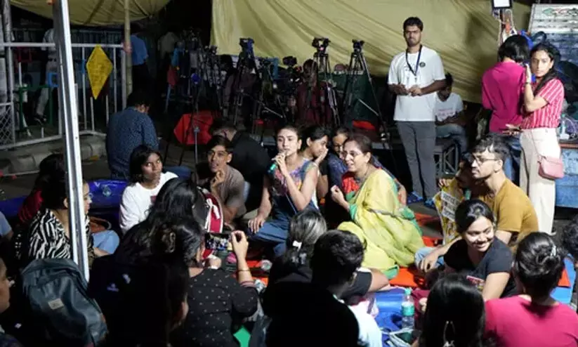 കൊൽക്കത്തയിലെ ഡോക്ടർമാർ സമരം അവസാനിപ്പിക്കില്ല; മമതയുമായി ഒരു കൂടിക്കാഴ്ചക്ക് കൂടി സാധ്യത തേടി