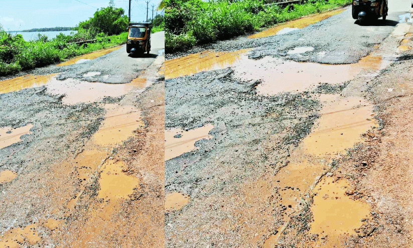 വാ​ടി​ക്ക​ൽ ക​ട​വ് -മാ​ട്ടൂ​ൽ റോ​ഡ് ത​ക​ർ​ച്ച​യി​ൽ