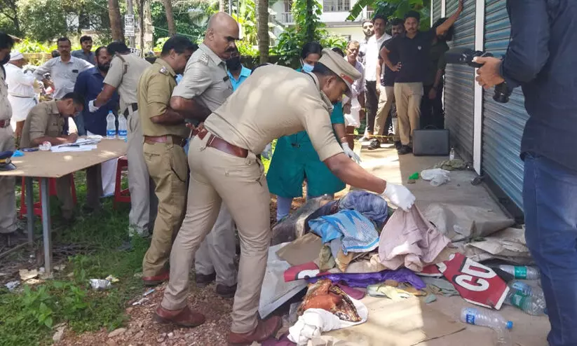 വടകര ടൗണിൽ അജ്ഞാത മൃതദേഹം; കൊലപാതകമെന്ന് സംശയം വടകര ടൗണിൽ അജ്ഞാത മൃതദേഹം; കൊലപാതകമെന്ന് സംശയം