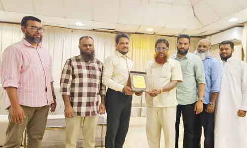 ഉ​പ​ഹാ​രം സ​മ്മാ​നി​ക്കു​ന്നു