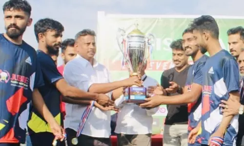 ട്രോ​ഫി ഏ​റ്റു​വാ​ങ്ങു​ന്നു