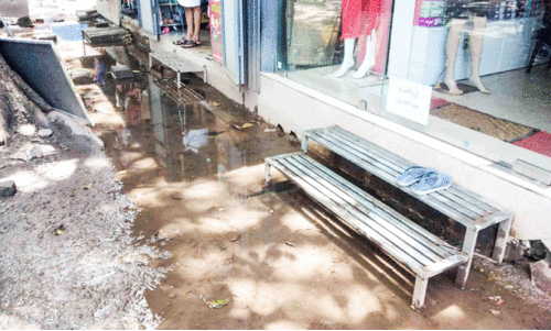 പൈപ്പ് പൊട്ടി ഒഴുകുന്ന വെള്ളം കെട്ടിനിന്ന് അഴുകുന്നു; നട്ടംതിരിഞ്ഞ് വ്യാപാരികൾ, അനങ്ങാതെ അധികാരികൾ പൈപ്പ് പൊട്ടി ഒഴുകുന്ന വെള്ളം കെട്ടിനിന്ന് അഴുകുന്നു; നട്ടംതിരിഞ്ഞ് വ്യാപാരികൾ, അനങ്ങാതെ അധികാരികൾ