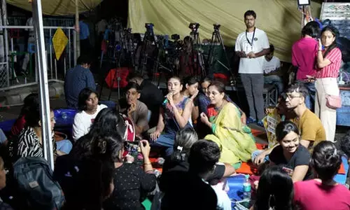 കൊൽക്കത്തയിലെ ഡോക്ടർമാർ സമരം അവസാനിപ്പിക്കില്ല; മമതയുമായി ഒരു കൂടിക്കാഴ്ചക്ക് കൂടി സാധ്യത തേടി