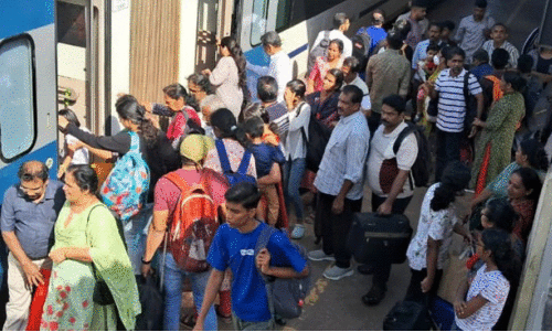 ഓ​ണാ​വ​ധി ക​ഴി​ഞ്ഞ് മ​ട​ങ്ങാ​ൻ പെ​ടാ​പ്പാ​ട്