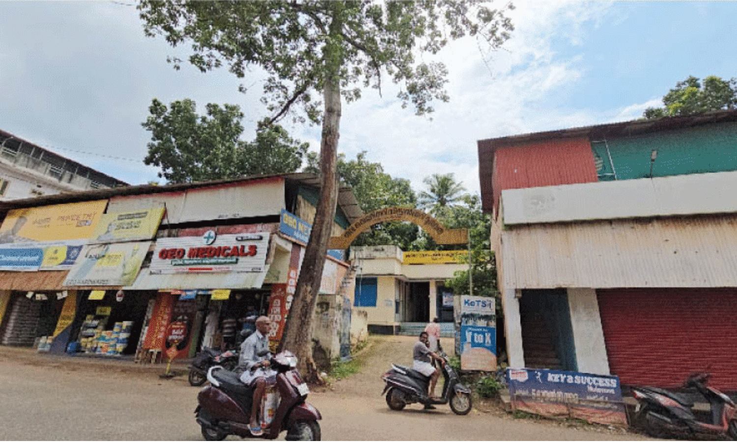 മരം അപകടഭീഷണിയുയർത്തുന്നു; ക​ല​ക്ട​റു​ടെ ഉ​ത്ത​ര​വി​ന് പു​ല്ലു​വി​ല