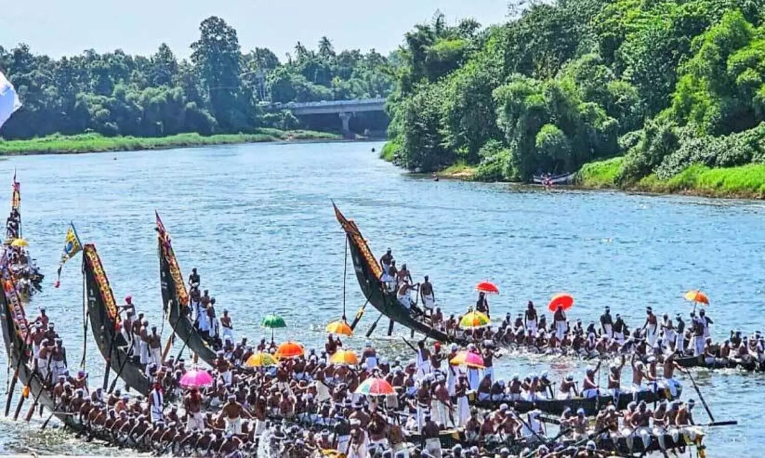 ഭക്​തിയും ആവേശവും നിറഞ്ഞു;   പമ്പയിൽ പള്ളിയോടങ്ങളുടെ പൂരം