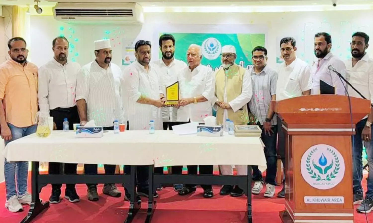 ഉ​പ​ഹാ​രം കൈ​മാ​റു​ന്നു