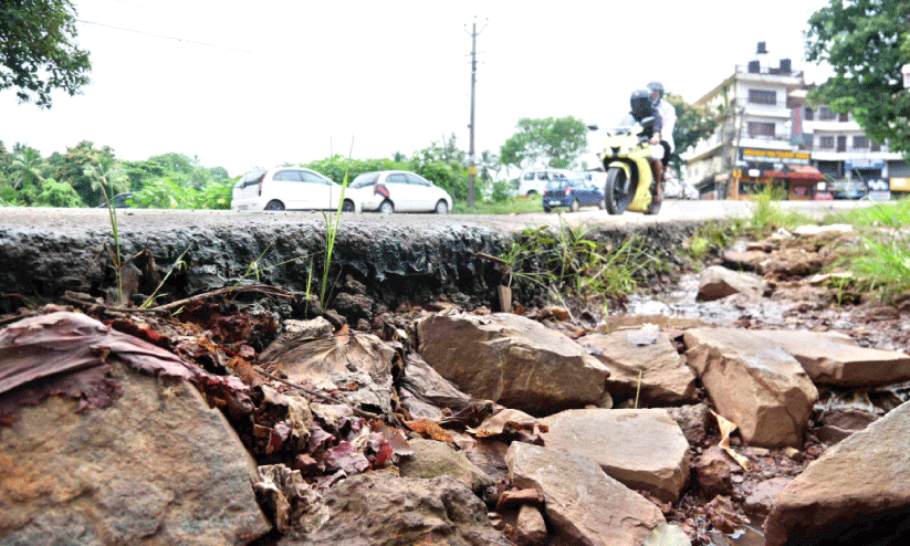 അപകട ഭീഷണി ഈ കുഴി അപകട ഭീഷണി ഈ കുഴി