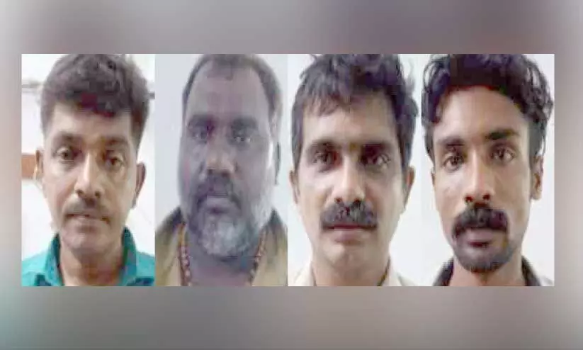 യുവാവിനെ വീട്ടിൽക്കയറി വെട്ടി; നാലംഗ സംഘം അറസ്റ്റില് യുവാവിനെ വീട്ടിൽക്കയറി വെട്ടി; നാലംഗ സംഘം അറസ്റ്റില്