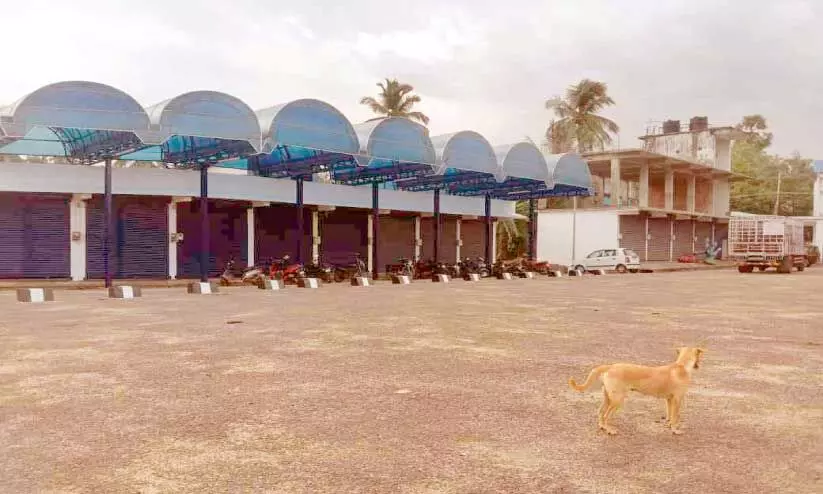 മുണ്ടൂർ പഞ്ചായത്ത് സ്റ്റാൻഡിനെ അവഗണിച്ച് സ്വകാര്യ ബസുകൾ മുണ്ടൂർ പഞ്ചായത്ത് സ്റ്റാൻഡിനെ അവഗണിച്ച് സ്വകാര്യ ബസുകൾ