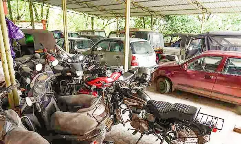 എക്സൈസ് കേസുകളിൽ പിടികൂടിയ വാഹനങ്ങൾ നശിക്കുന്നു