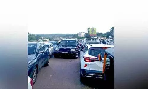 ദേശീയപാത വികസനം; കൊളപ്പുറത്ത് ഗതാഗതക്കുരുക്ക് മുറുകുന്നു ദേശീയപാത വികസനം; കൊളപ്പുറത്ത് ഗതാഗതക്കുരുക്ക് മുറുകുന്നു