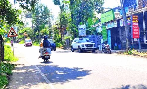 അ​തി​ര​പ്പി​ള്ളി റോ​ഡി​ൽ അ​പ​ക​ട പ​ര​മ്പ​ര സൃ​ഷ്ടി​ച്ച് കൂ​ട​പ്പു​ഴ വ​ള​വ്