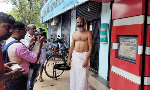 നിക്ഷേപം തിരിച്ചുകിട്ടാൻ കരുവന്നൂർ ബാങ്കിൽ വസ്ത്രമുരിഞ്ഞ് പ്രതിഷേധം