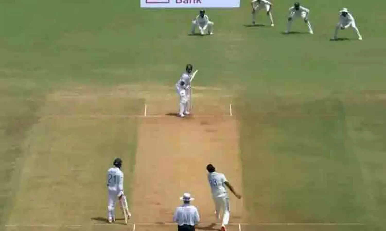 ആദ്യ അഞ്ചെണ്ണം വിക്കറ്റിന് ഇടതുവശം ചേർന്ന് ഔട്ട് സ്വിങർ,  അവസാന പന്തിൽ അടവ് മാറ്റം, വിക്കറ്റ്; ബുംറ മാജിക്ക്!