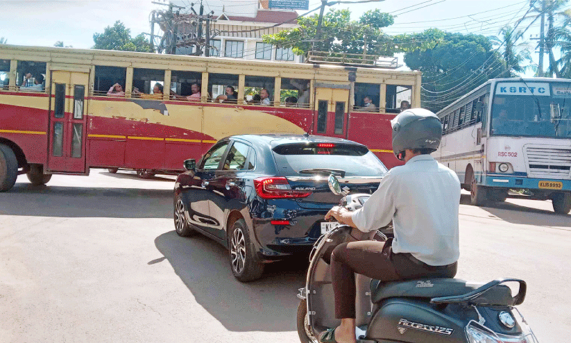 രാജാറോഡ് ഗതാഗതക്കുരുക്കിൽ വീർപ്പുമുട്ടുന്നു രാജാറോഡ് ഗതാഗതക്കുരുക്കിൽ വീർപ്പുമുട്ടുന്നു