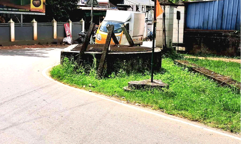 വാ​ഹ​ന​ങ്ങ​ൾ​ക്ക് ഭീ​ഷ​ണി​യാ​യ ഈ ​കി​ണ​ർ എ​ന്തി​നാ​ണ്?