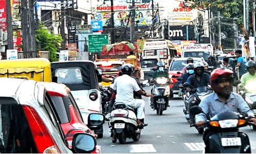 നഗരത്തിൽ യാത്ര ദുരിതം; ഗതാഗതക്കുരുക്ക് മുറുകുന്നു