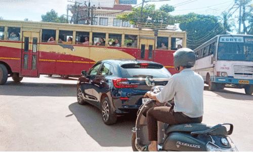 രാ​ജാ​റോ​ഡ് ഗ​താ​ഗ​ത​ക്കു​രു​ക്കി​ൽ വീ​ർ​പ്പു​മു​ട്ടു​ന്നു
