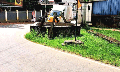 വാ​ഹ​ന​ങ്ങ​ൾ​ക്ക് ഭീ​ഷ​ണി​യാ​യ ഈ ​കി​ണ​ർ എ​ന്തി​നാ​ണ്?