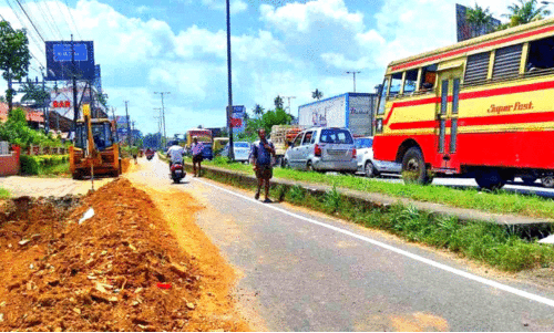 സ​ർ​വി​സ് റോ​ഡി​ൽ പ​ണി കൊ​ര​ട്ടി ജ​ങ്ഷ​നി​ലും മു​രി​ങ്ങൂ​രി​ലും ഗ​താ​ഗ​ത​ക്കു​രു​ക്ക്