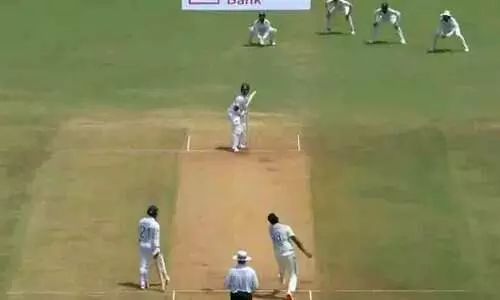 ആദ്യ അഞ്ചെണ്ണം വിക്കറ്റിന് ഇടതുവശം ചേർന്ന് ഔട്ട് സ്വിങർ,  അവസാന പന്തിൽ അടവ് മാറ്റം, വിക്കറ്റ്; ബുംറ മാജിക്ക്!