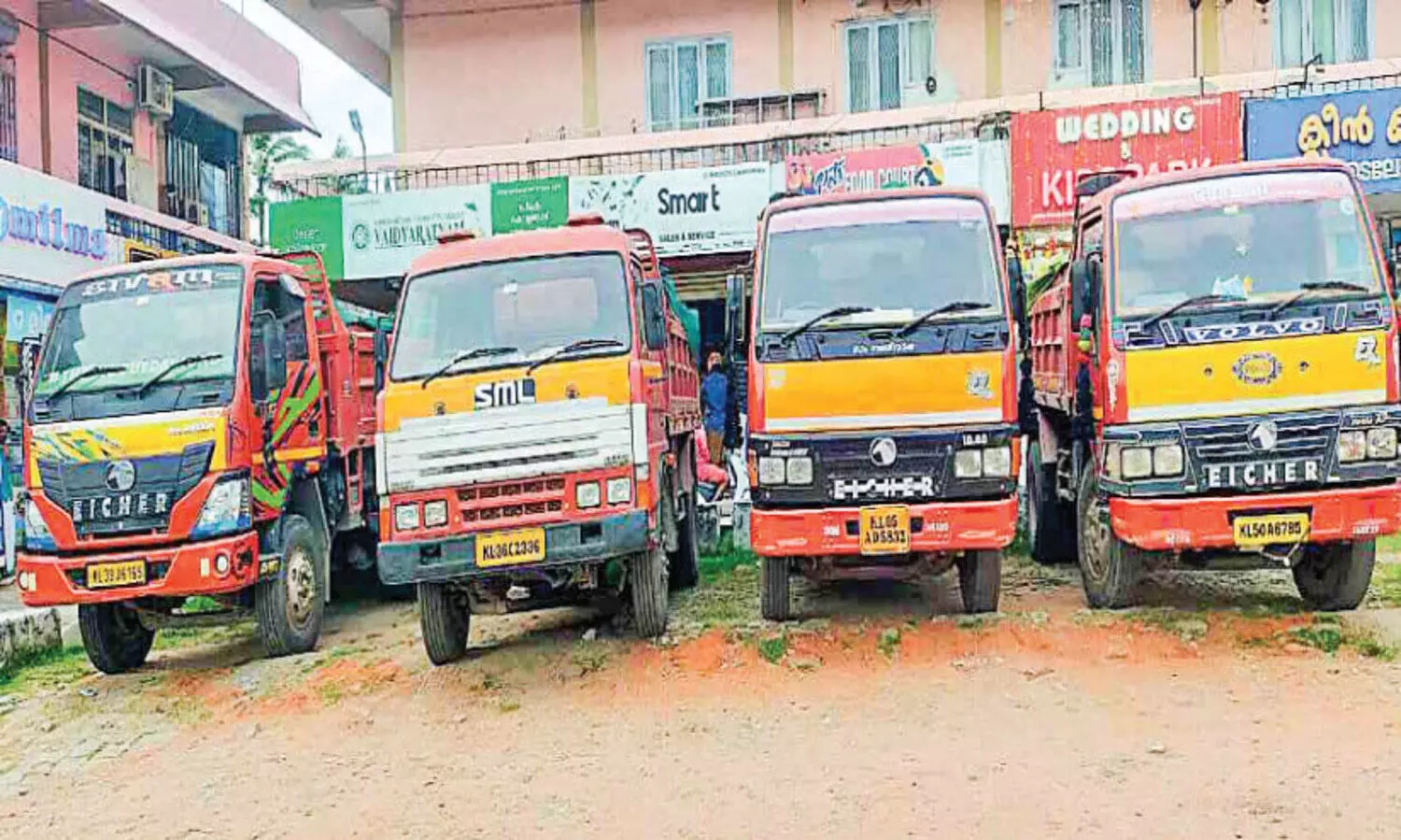 അ​ന​ധി​കൃ​ത മ​ണ്ണ് ഖ​ന​നം: നാ​ല് ടി​പ്പ​റു​ക​ൾ പി​ടി​യി​ൽ