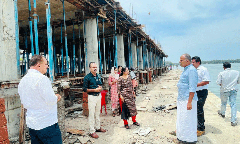 അഴീക്കൽ മത്സ്യബന്ധന തുറമുഖം; ആധുനീകരണ പ്രവൃത്തി പുരോഗമിക്കുന്നു അഴീക്കൽ മത്സ്യബന്ധന തുറമുഖം; ആധുനീകരണ പ്രവൃത്തി പുരോഗമിക്കുന്നു