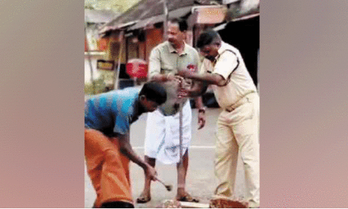 അപകടക്കുഴിയടച്ച് മാതൃകയായി ഹോംഗാർഡ്