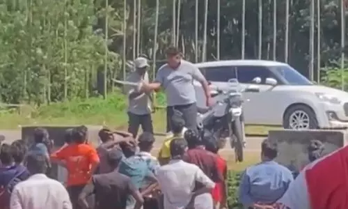 ഫുട്‌ബാള്‍ കളിയിൽ മകനെ റെഡ് കാർഡ് നൽകി പുറത്താക്കിയതിന് കുട്ടികൾക്കുനേരെ വടിവാൾ വീശി പിതാവ്; അറസ്റ്റ്