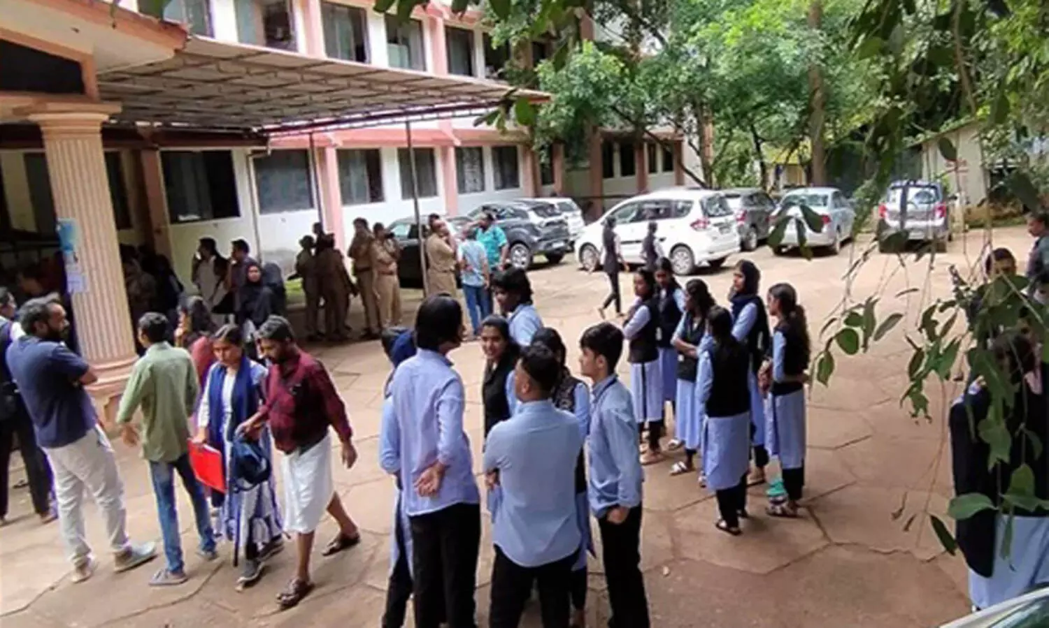 എസ്.എം.ഇ വിദ്യാർഥിയുടെ ആത്മഹത്യ: രണ്ട്​ അധ്യാപകർക്ക്​ സ്ഥലംമാറ്റം