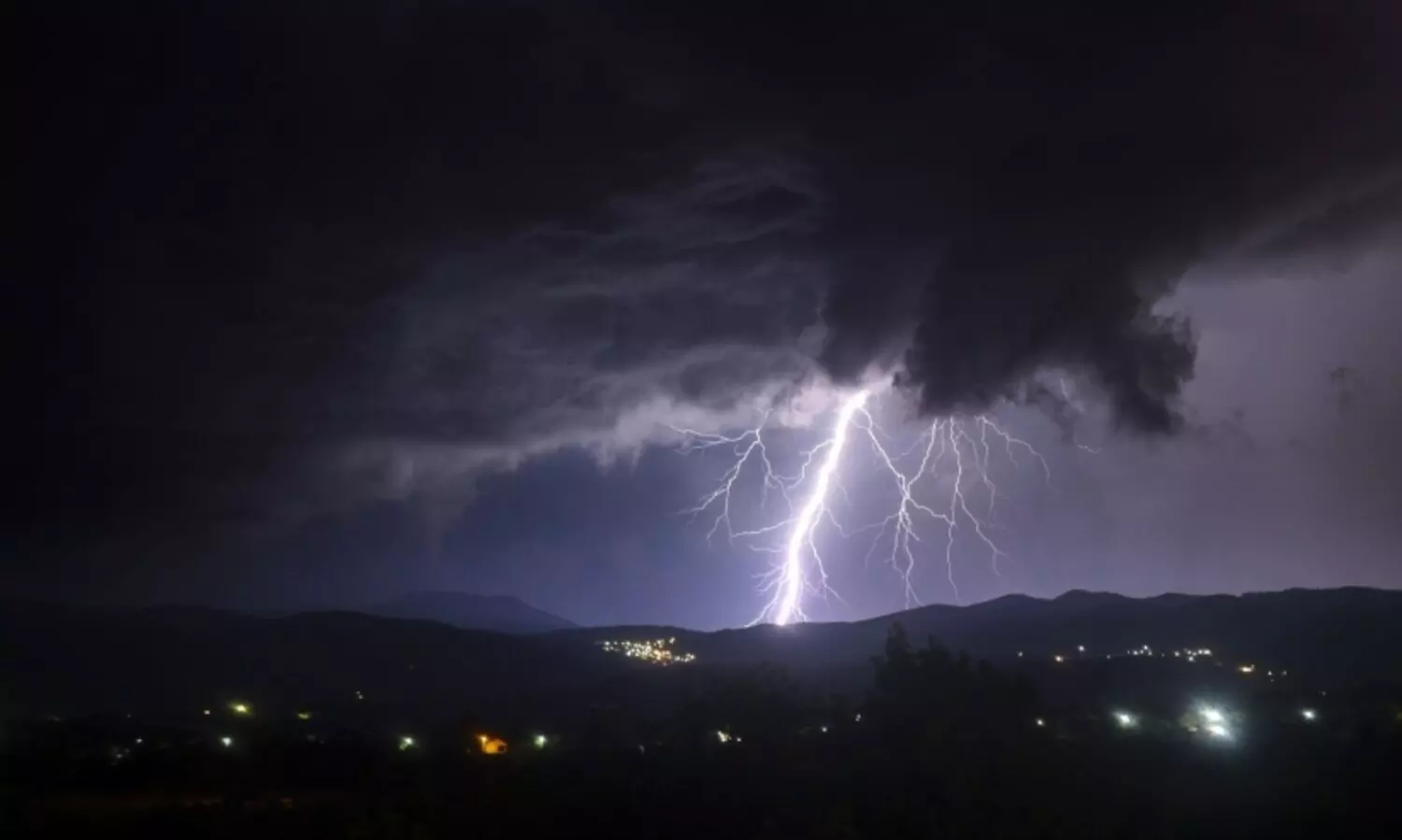 ഛത്തീസ്ഗഡിൽ ഇടിമിന്നലേറ്റ് എട്ട് പേർക്ക് ദാരുണാന്ത്യം; മരിച്ചവരിൽ ആറ് കുട്ടികൾ