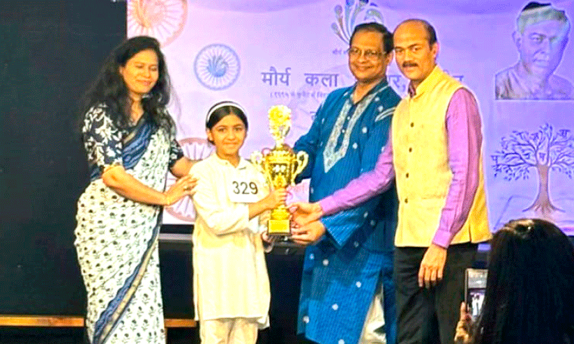 സ​മ്മാ​നം ഏ​റ്റു​വാ​ങ്ങു​ന്നു