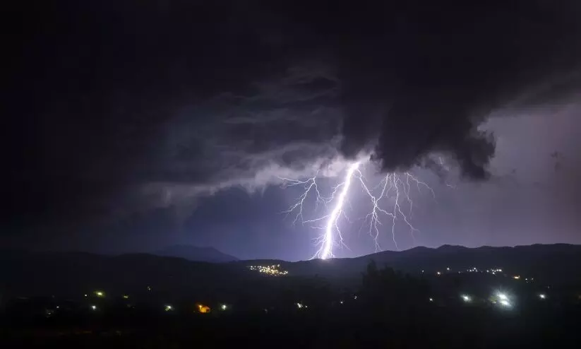 ഛത്തീസ്ഗഡിൽ ഇടിമിന്നലേറ്റ് എട്ട് പേർക്ക് ദാരുണാന്ത്യം; മരിച്ചവരിൽ ആറ് കുട്ടികൾ ഛത്തീസ്ഗഡിൽ ഇടിമിന്നലേറ്റ് എട്ട് പേർക്ക് ദാരുണാന്ത്യം; മരിച്ചവരിൽ ആറ് കുട്ടികൾ