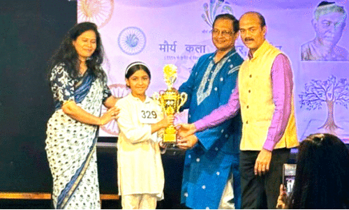 സ​മ്മാ​നം ഏ​റ്റു​വാ​ങ്ങു​ന്നു