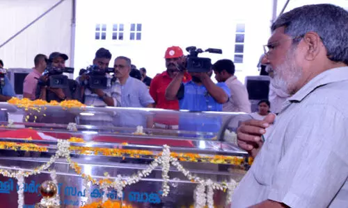 പിതാവിന്‍റെ ഓർമയിൽ പ്രിയ സഖാവിന് അന്ത്യാഞ്ജലിയർപ്പിച്ച്​ ജോസ്​ മാത്യു