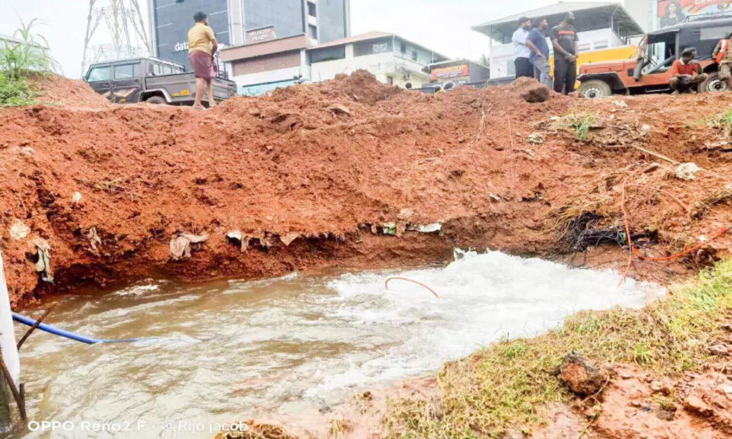 മെട്രോ നിർമാണത്തിനിടെ പൈപ്പ് പൊട്ടി; കാക്കനാട്ട്​ കുടിവെള്ള വിതരണം നിലച്ചു