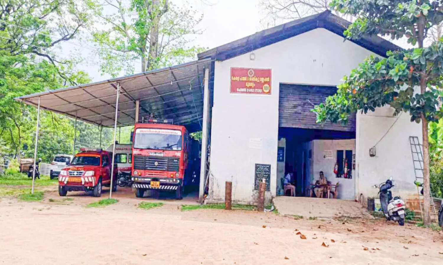 മൂലമറ്റം അഗ്നിരക്ഷാ നിലയം; കെട്ടിടത്തിന്​ സ്ഥലമുണ്ടായിട്ടും സിമന്‍റ്​ ഗോഡൗണിൽതന്നെ